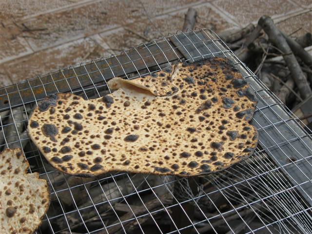 שלב אחרי שלב: כך אופים מצות עבודת יד