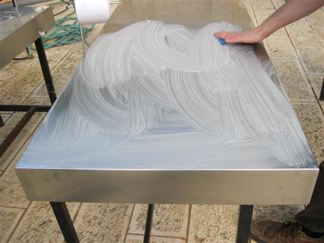 בתום כל סיבוב  של אפייה מנקים את משטחי העבודה היטב במים וסבון.