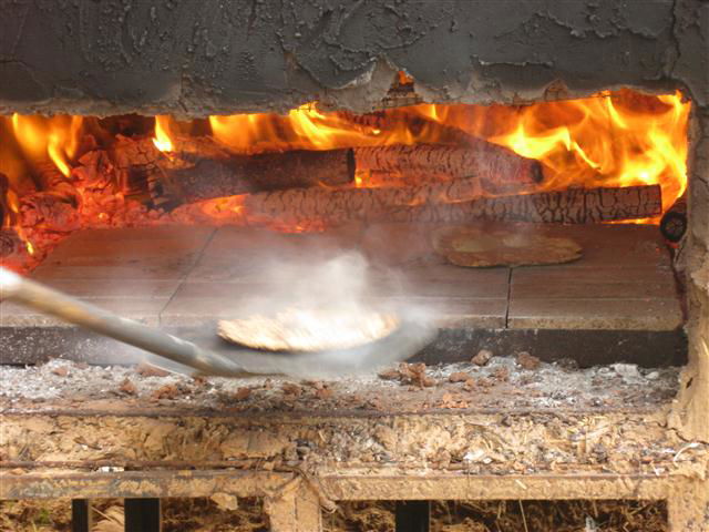 המצה שוהה בתנור בין 6 ל-10 שניות עד שהיא מוכנה.