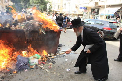 גלריה: בני-ברק שורפת חמץ