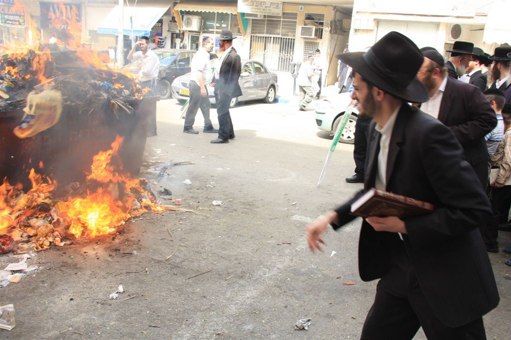 גלריה: בני-ברק שורפת חמץ