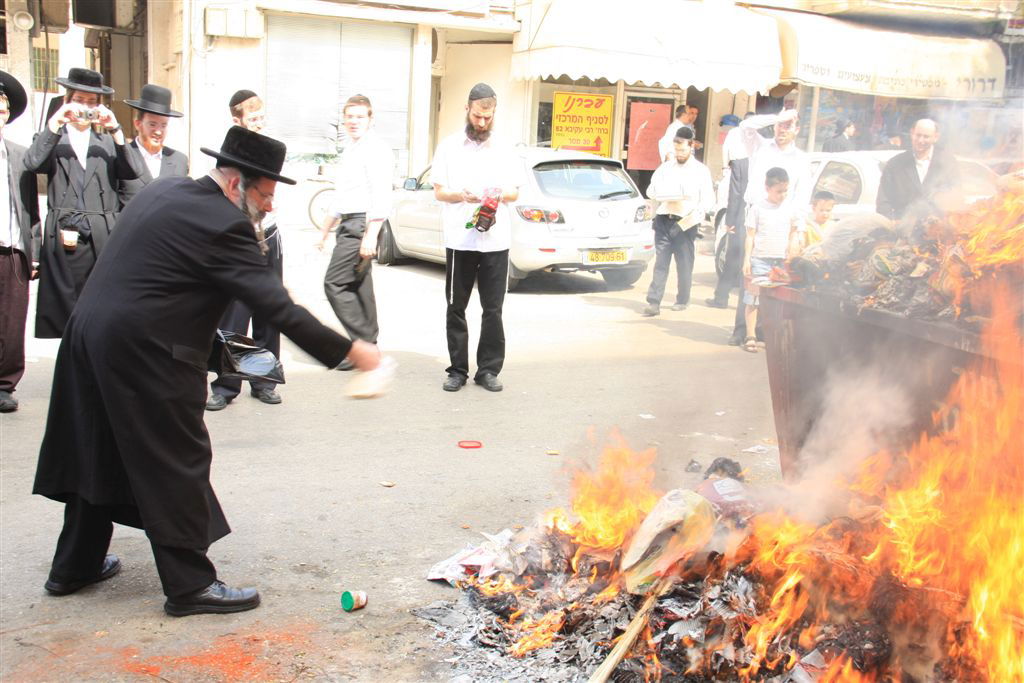 גלריה: בני-ברק שורפת חמץ