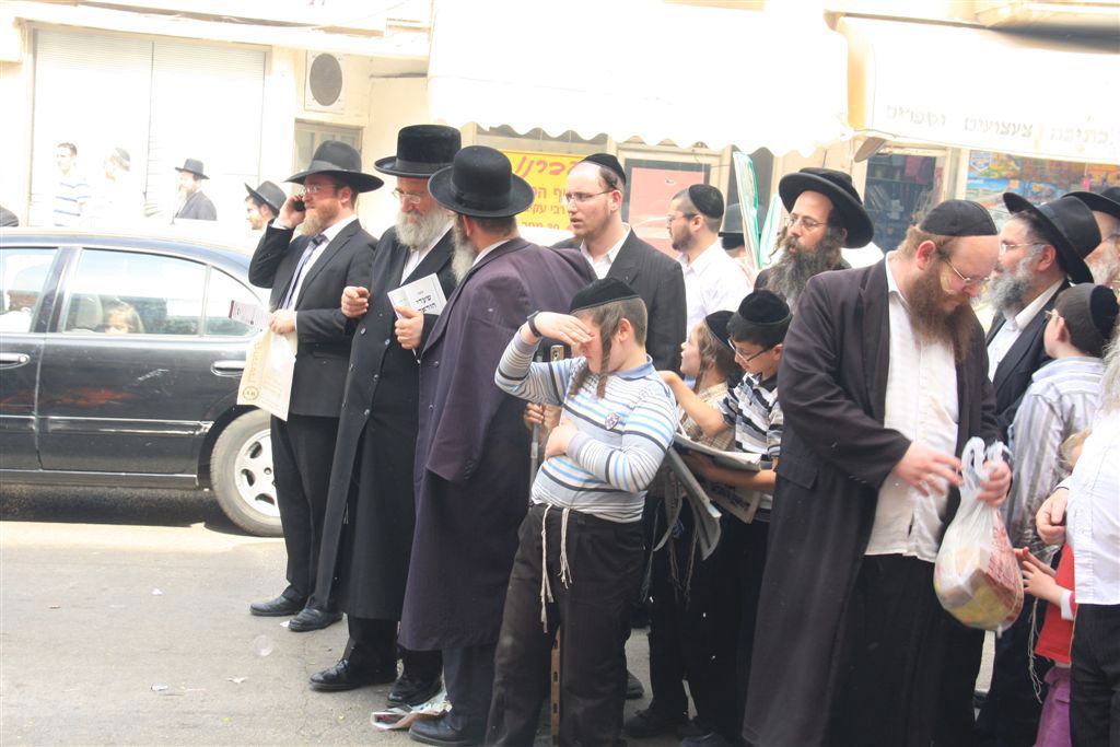 גלריה: בני-ברק שורפת חמץ