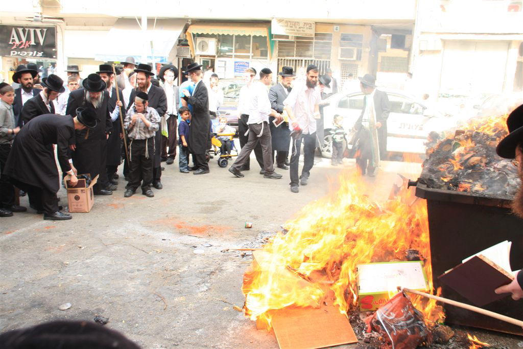 גלריה: בני-ברק שורפת חמץ