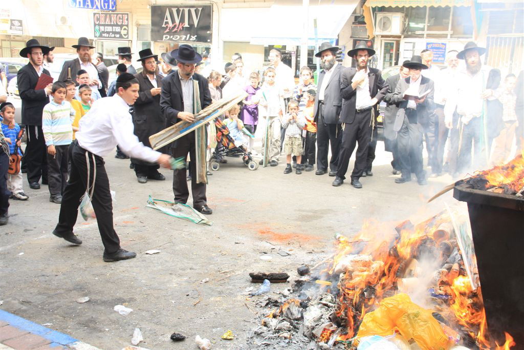 גלריה: בני-ברק שורפת חמץ