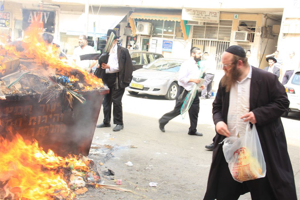 גלריה: בני-ברק שורפת חמץ