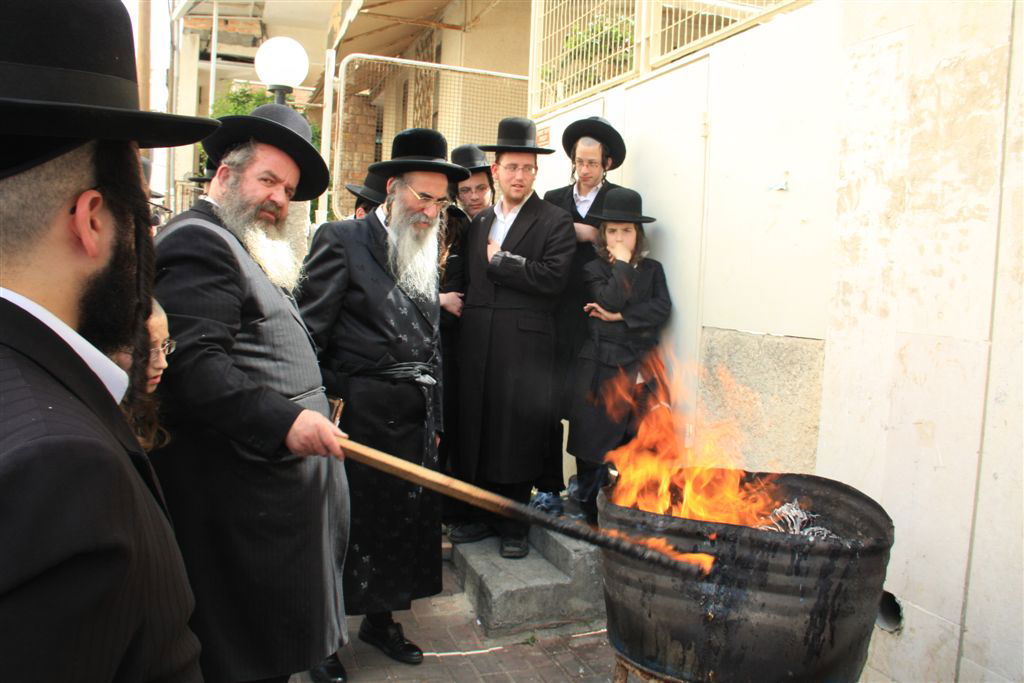 גלריה: בני-ברק שורפת חמץ