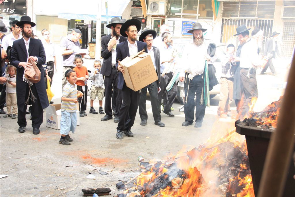 גלריה: בני-ברק שורפת חמץ