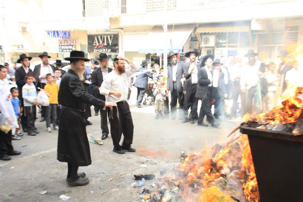 גלריה: בני-ברק שורפת חמץ