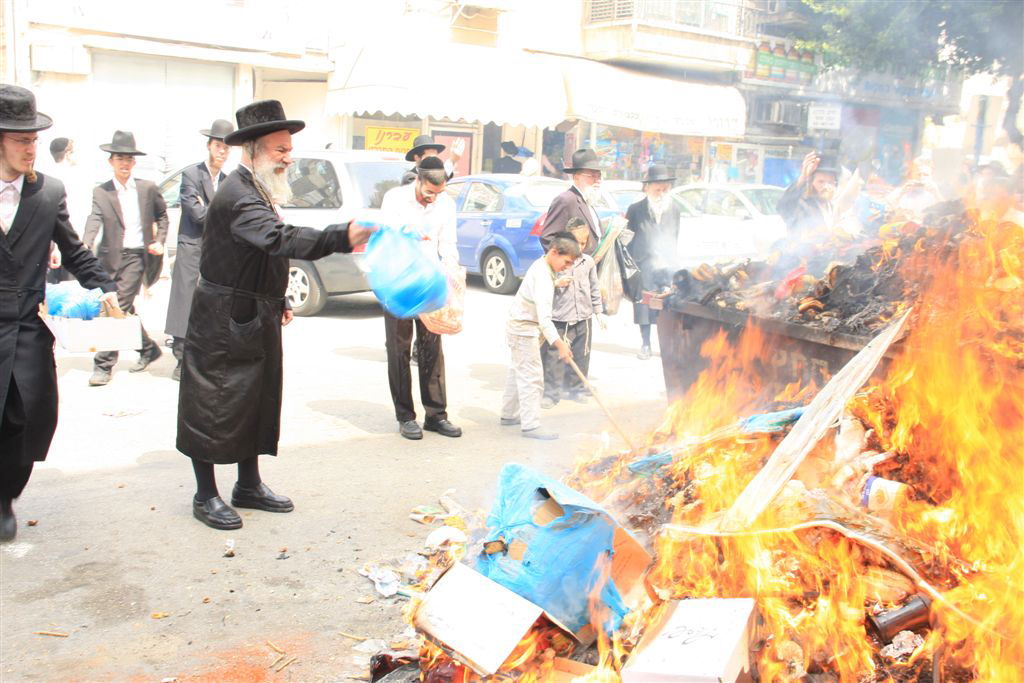 גלריה: בני-ברק שורפת חמץ