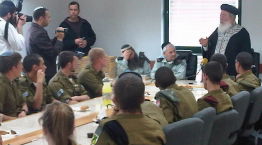 הרב עמאר עם החיילים