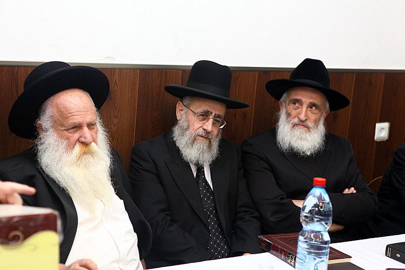 התפלפלו בכפר-חב"ד: הגר"י יוסף והרב צבי ביאליסטוצקי