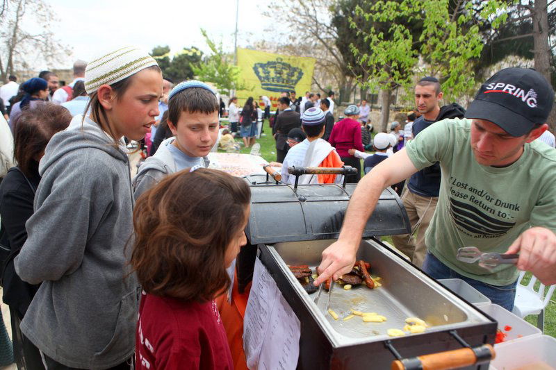 גלויה מרהיבה מחברון: רבבות מתפללים וחוגגים בעיר האבות