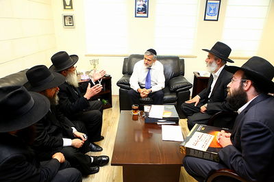 תיעוד: ראשי המדינה קיבלו מצות שמורות