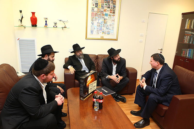 תיעוד: ראשי המדינה קיבלו מצות שמורות