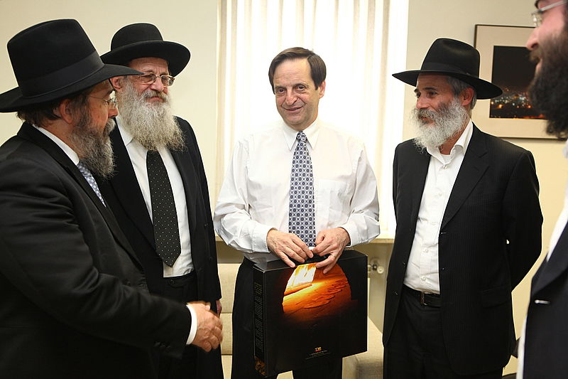 תיעוד: ראשי המדינה קיבלו מצות שמורות