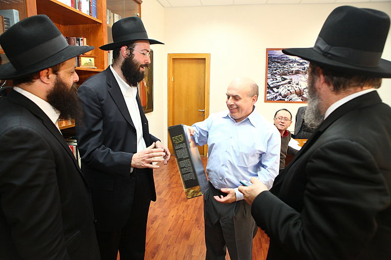 תיעוד: ראשי המדינה קיבלו מצות שמורות