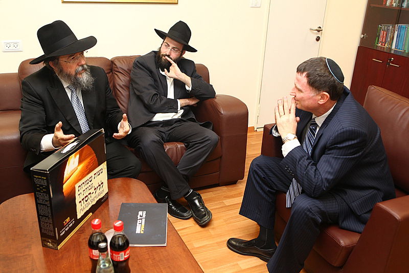 תיעוד: ראשי המדינה קיבלו מצות שמורות