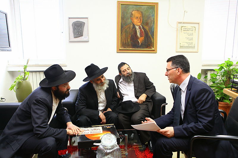 תיעוד: ראשי המדינה קיבלו מצות שמורות