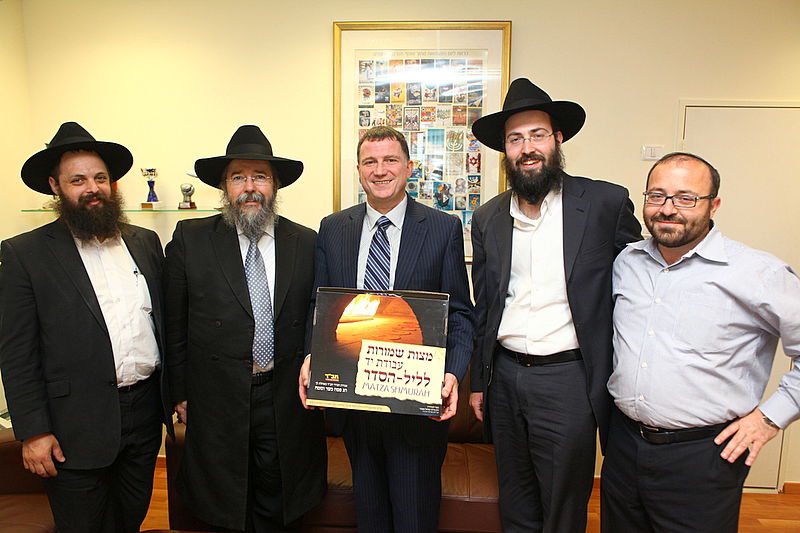 תיעוד: ראשי המדינה קיבלו מצות שמורות