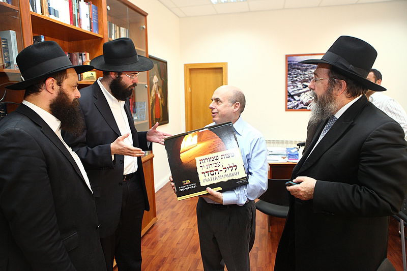 תיעוד: ראשי המדינה קיבלו מצות שמורות