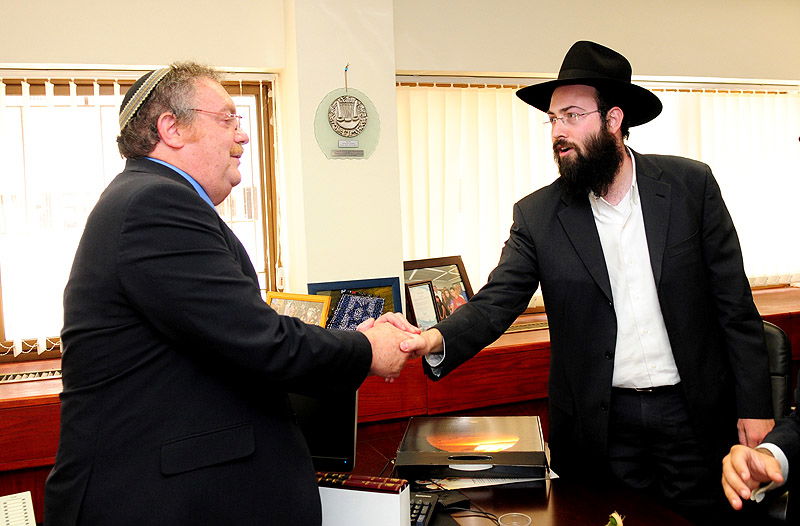 תיעוד: ראשי המדינה קיבלו מצות שמורות
