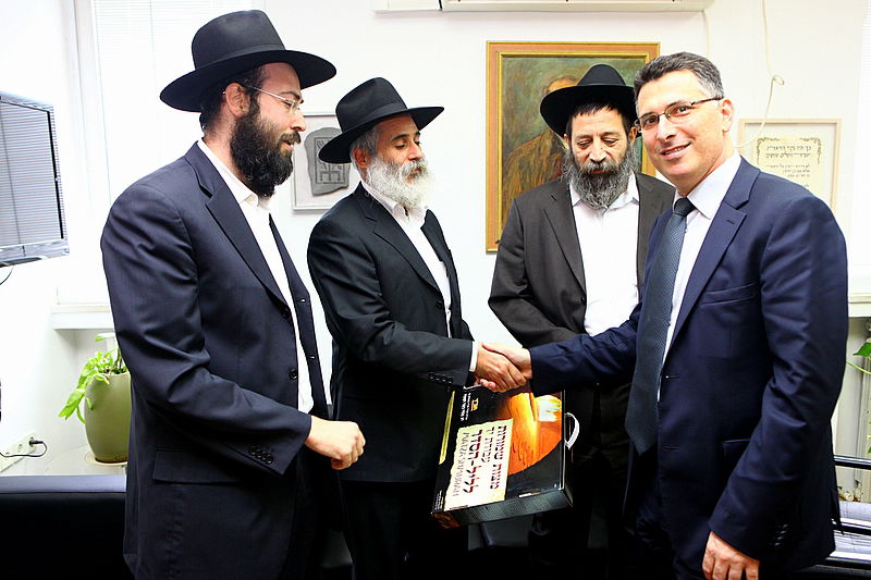 תיעוד: ראשי המדינה קיבלו מצות שמורות