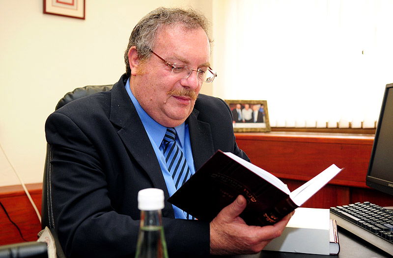 תיעוד: ראשי המדינה קיבלו מצות שמורות