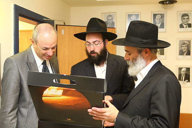 תיעוד: ראשי המדינה קיבלו מצות שמורות