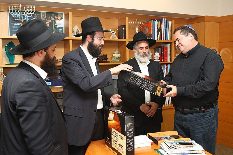 תיעוד: ראשי המדינה קיבלו מצות שמורות