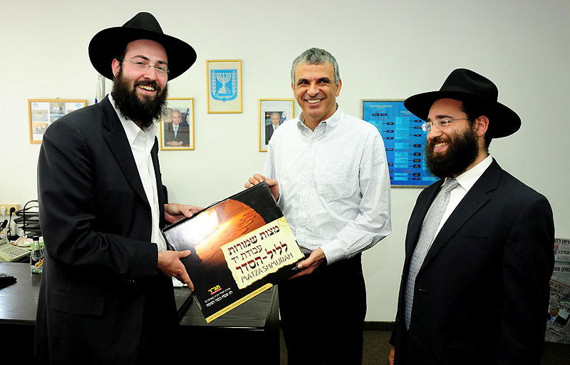 תיעוד: ראשי המדינה קיבלו מצות שמורות