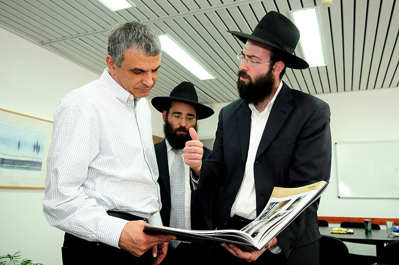 תיעוד: ראשי המדינה קיבלו מצות שמורות