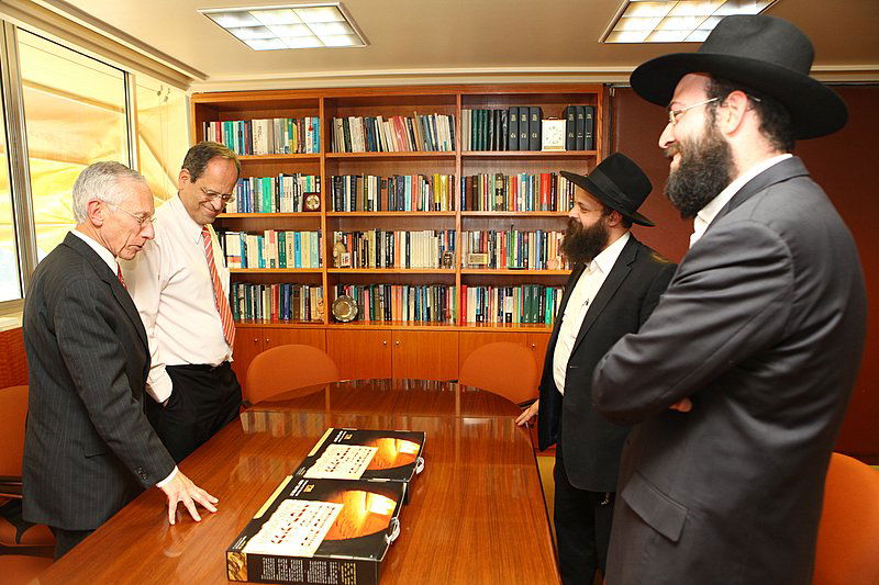 תיעוד: ראשי המדינה קיבלו מצות שמורות