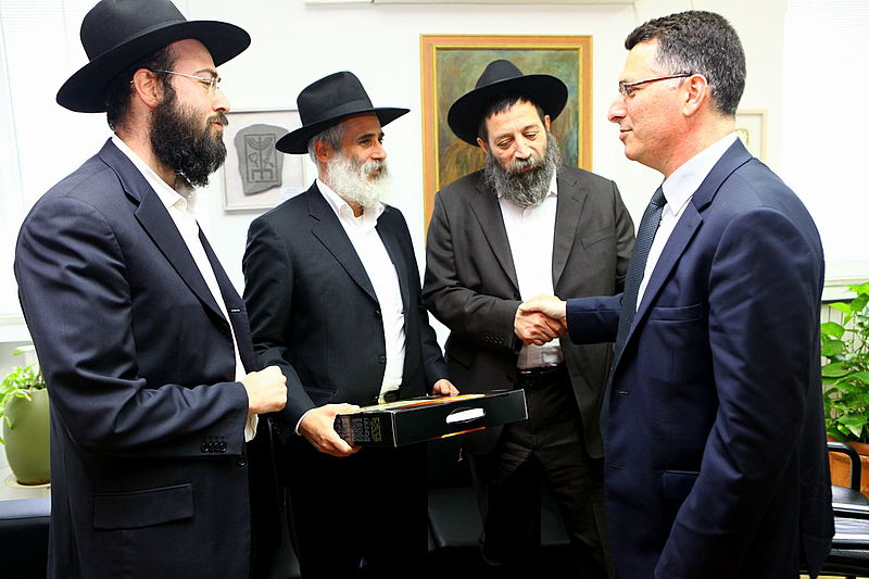 תיעוד: ראשי המדינה קיבלו מצות שמורות