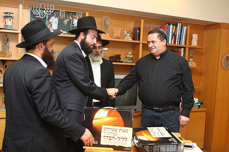 תיעוד: ראשי המדינה קיבלו מצות שמורות