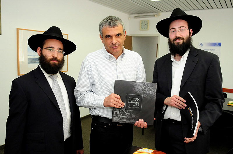 תיעוד: ראשי המדינה קיבלו מצות שמורות