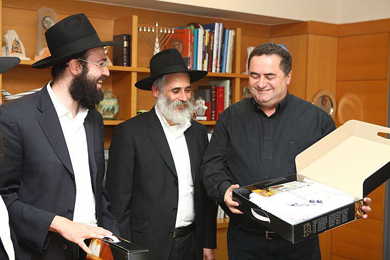 תיעוד: ראשי המדינה קיבלו מצות שמורות