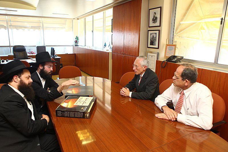 תיעוד: ראשי המדינה קיבלו מצות שמורות