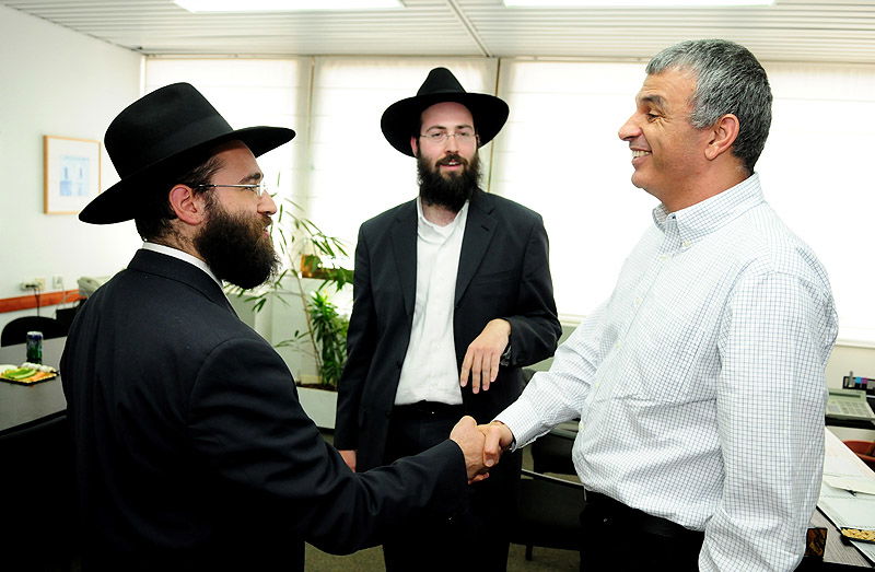 תיעוד: ראשי המדינה קיבלו מצות שמורות