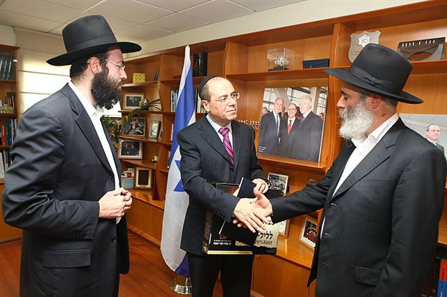 תיעוד: ראשי המדינה קיבלו מצות שמורות