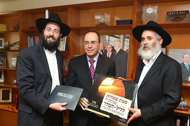 תיעוד: ראשי המדינה קיבלו מצות שמורות