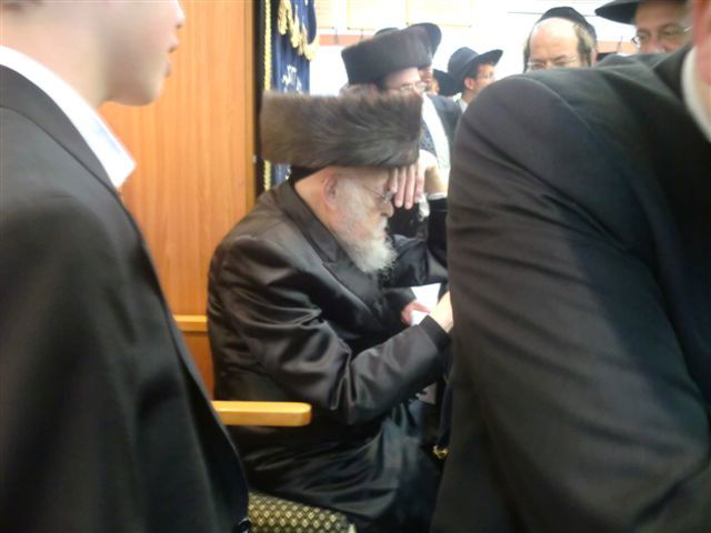 צפו בתמונות: מרן הגרי"ש אלישיב בתפילת חול-המועד