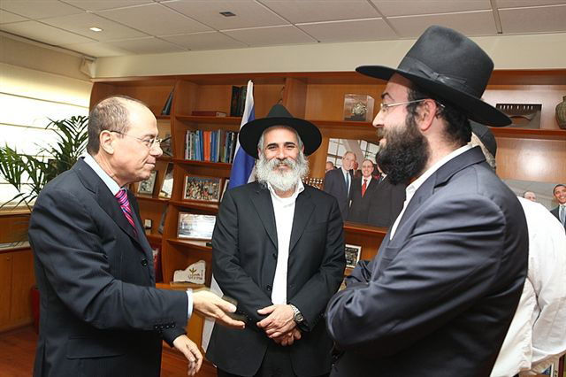 תיעוד: ראשי המדינה קיבלו מצות שמורות