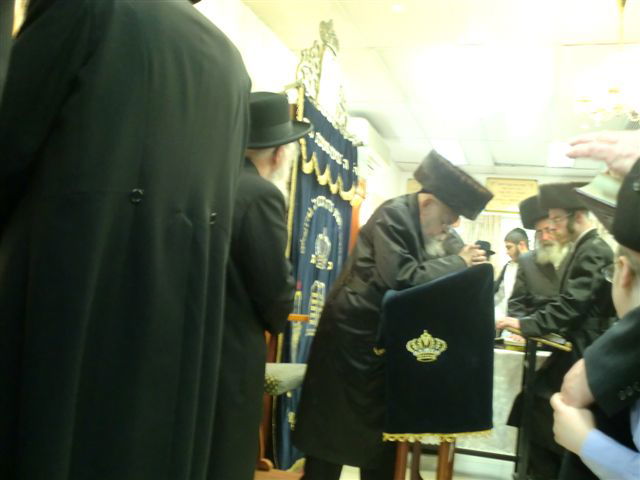 צפו בתמונות: מרן הגרי"ש אלישיב בתפילת חול-המועד