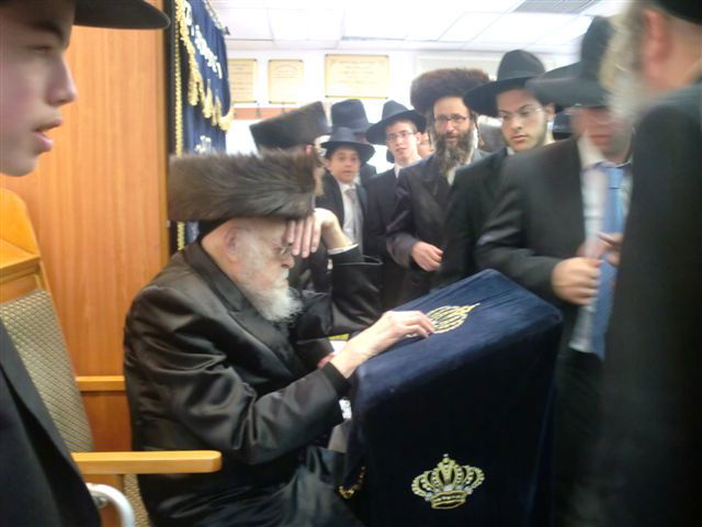 צפו בתמונות: מרן הגרי"ש אלישיב בתפילת חול-המועד