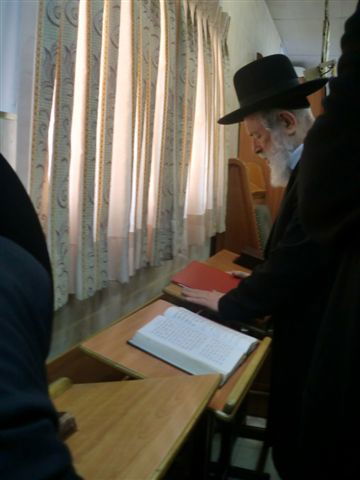 צפו בתמונות: מרן הגרי"ש אלישיב בתפילת חול-המועד