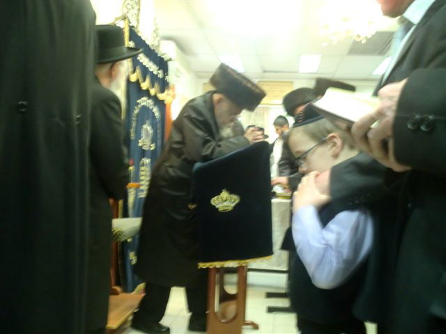 צפו בתמונות: מרן הגרי"ש אלישיב בתפילת חול-המועד