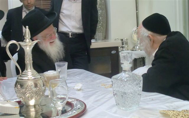 צפו בתמונות: מרן הגרי"ש אלישיב בתפילת חול-המועד