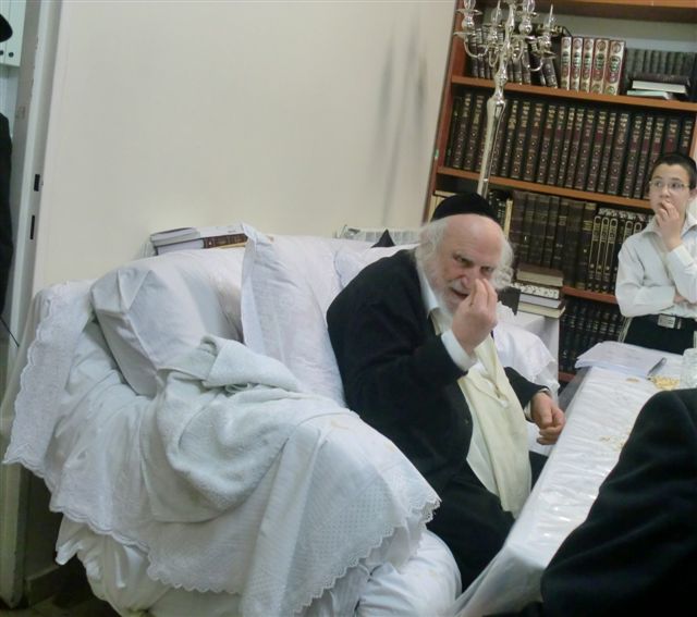 צפו בתמונות: מרן הגרי"ש אלישיב בתפילת חול-המועד