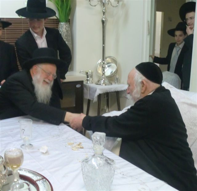 צפו בתמונות: מרן הגרי"ש אלישיב בתפילת חול-המועד